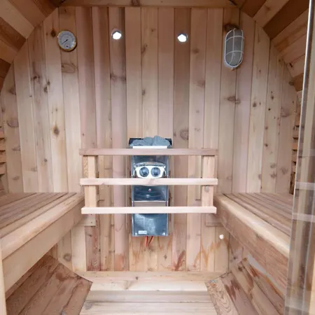 Wellness With Whirlpool And Sauna
